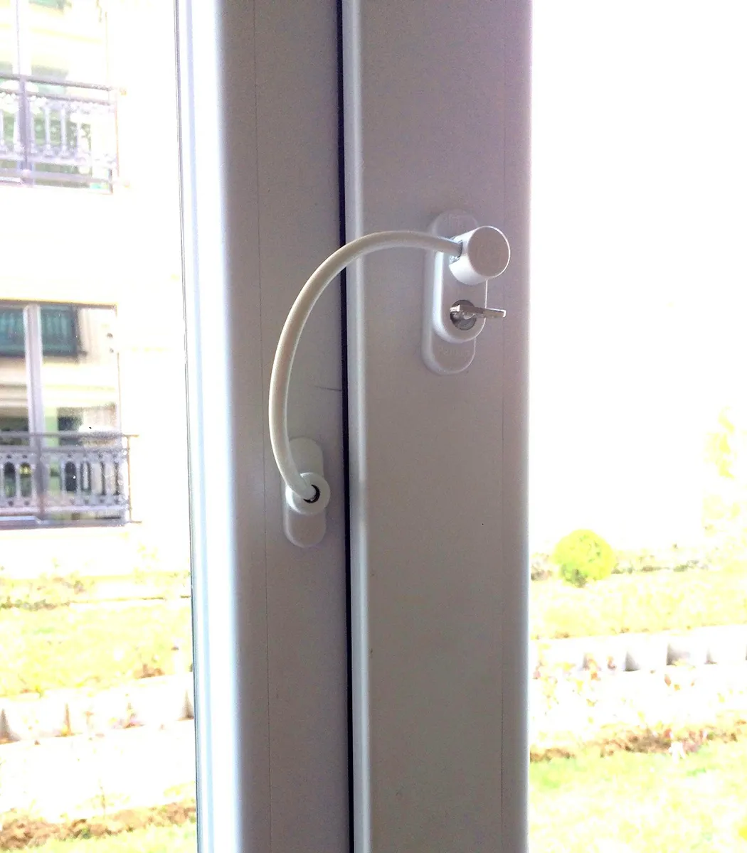 anahtarli-cocuk-guvenlik-kilidi-pencere-balkon-kapisi-metal-aps340b ANAHTARLI ÇOCUK GÜVENLİK KİLİDİ – PENCERE VE BALKON KAPISI METAL APS340B